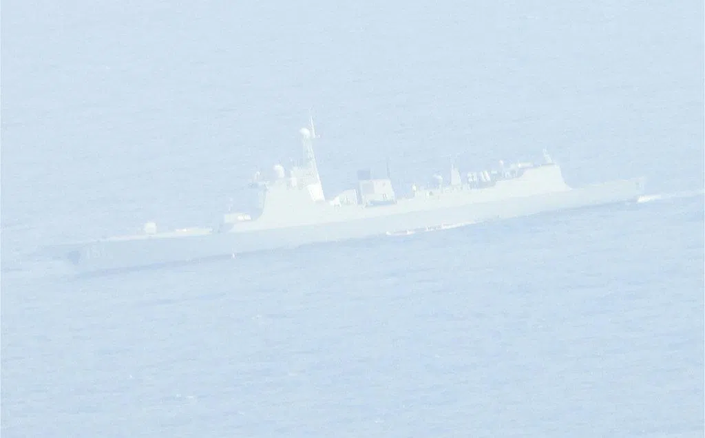 台湾军方4月27日侦得大陆军舰编队进入澎湖西南海域活动，图为台军拍摄到的旅洋二型052C导弹驱逐舰。（台湾国防部提供）