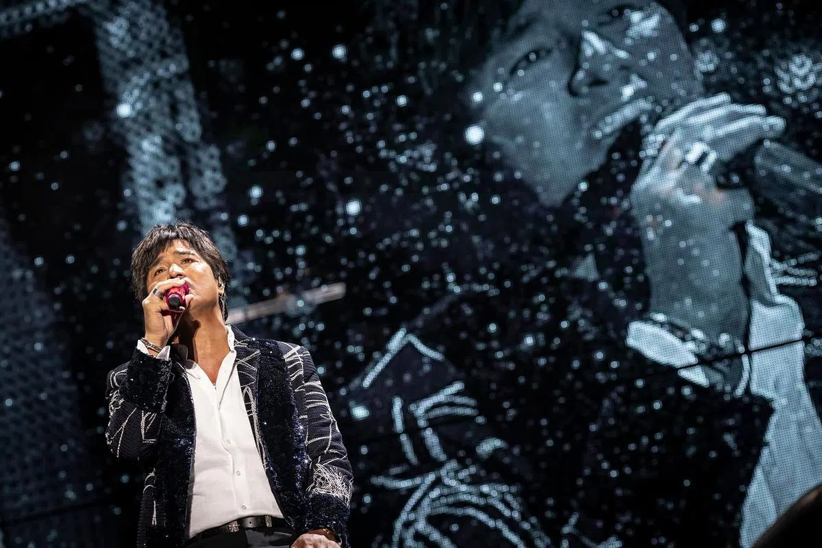 尤秋兴演唱《还隐隐作痛》，让人听得心也隐隐作痛。（华研国际和长信传媒提供）