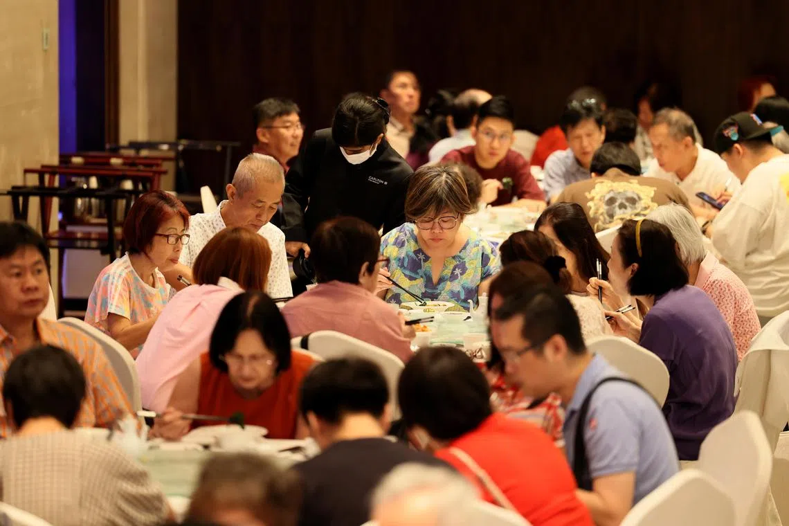 许多宾客都是《联合早报》的忠实读者，相约亲友一起欢聚庆元宵。（龙国雄摄）