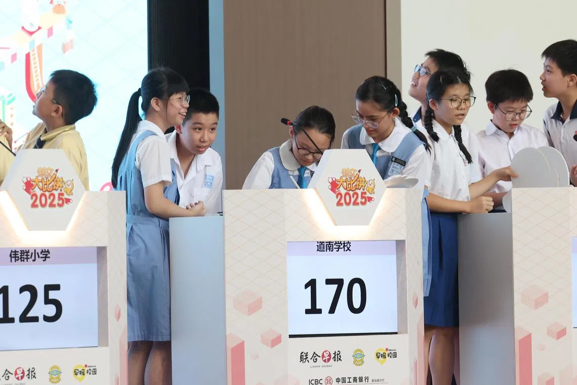 比赛现场气氛紧张，小学选手们全神贯注，不放过任何一个得分机会，力求在大比拼中拿下好成绩。（唐家鸿摄）