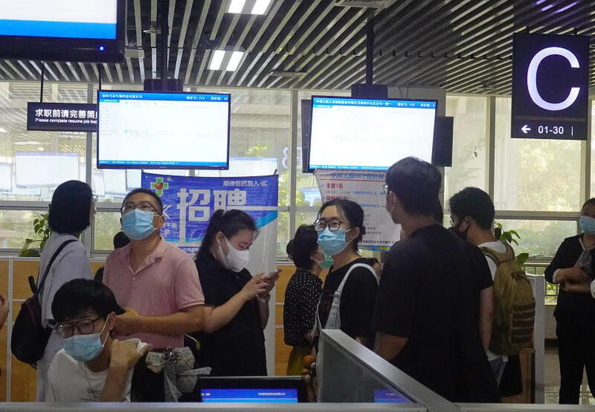 今年被称为中国“史上最难就业季”。图为求职者在郑州2022高校毕业生专场招聘会现场。（中新社）