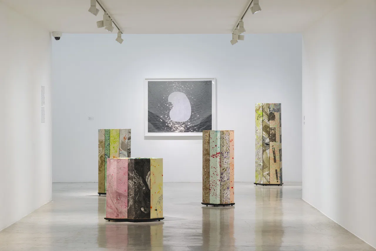 英国雕塑家理查德·迪肯打造的大理石纹纸塑组屋雕塑。（STPI提供）