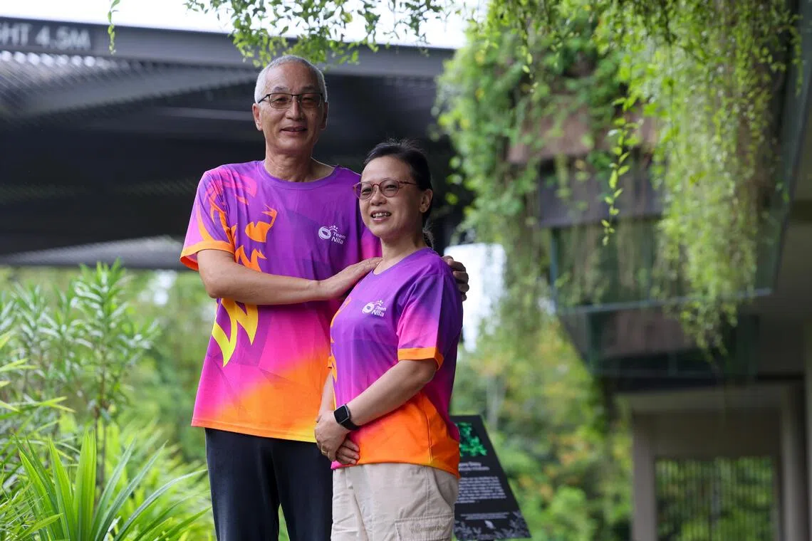 刘宗生（左）和张立明（右）都认为，通过参与体育志愿者项目，他们也更加融入新加坡社会，有了更深的归属感。（张俊杰摄）
