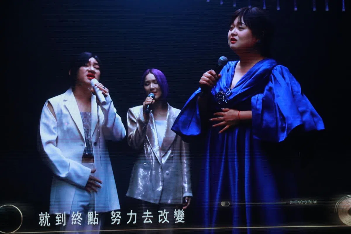 （左起）王祖蓝拉老婆李亚男和陈嘉佳（细细粒）一起扮演单依纯、杨千嬅和周笔畅。（图/TVBI）