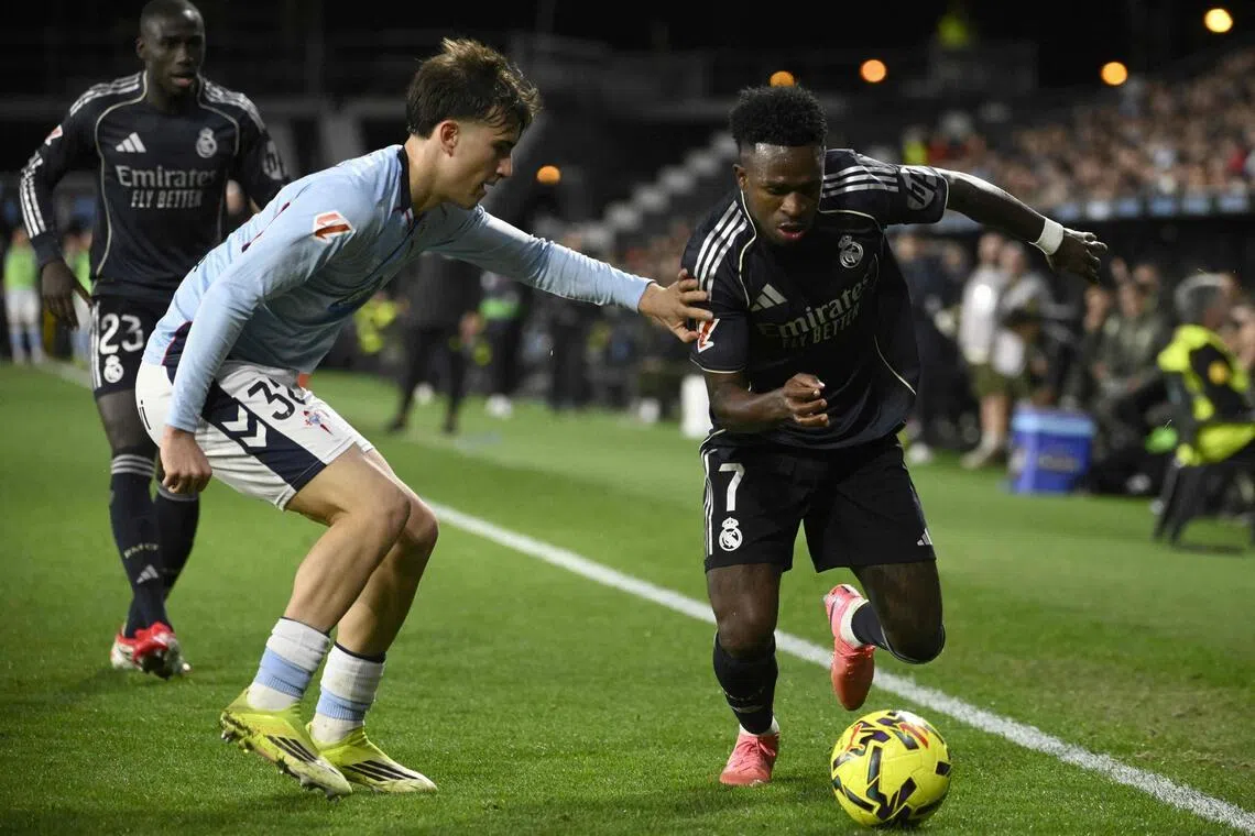 皇马边锋维尼修斯（右）的突破常让对方后卫防不胜防，不过在连续承担高强度作战任务后，他的体能和状态还须打上问号。（法新社）