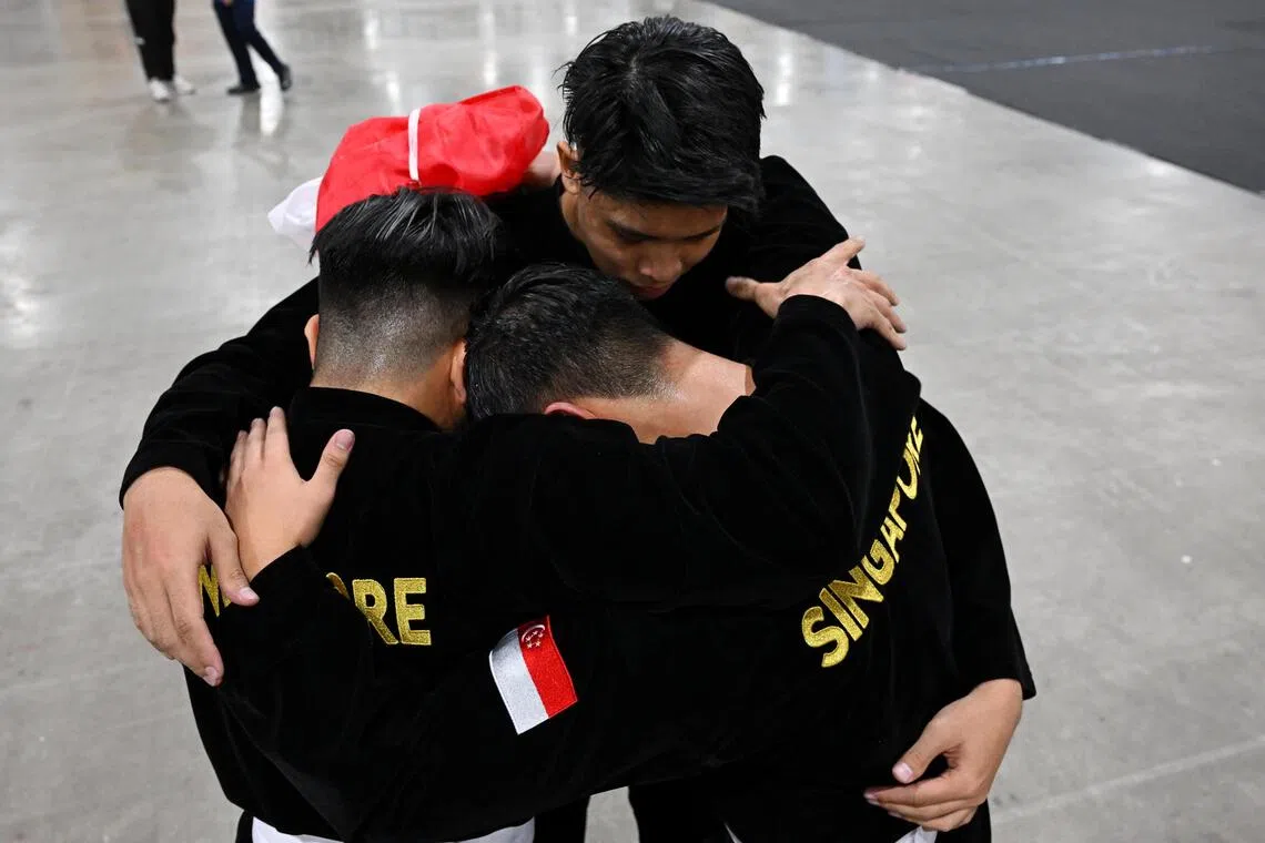 最后一次一同出征后，我国男团选手在夺得银牌后相互拥抱，和即将退役的阿菲兹（中右）告别。（每日新闻）