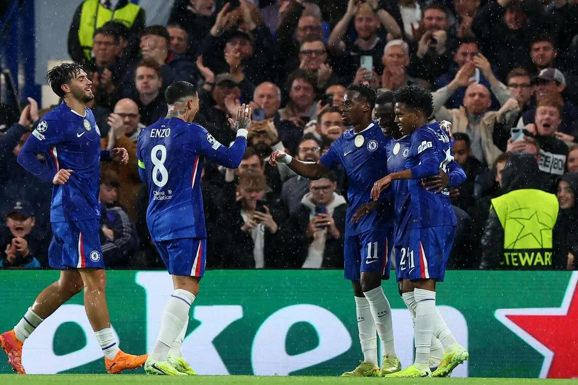 卡塞多（右二）进球后，和吉乌（左起）、恩佐·费尔南德斯、吉腾斯及埃斯特旺（右）庆祝。21岁的吉腾斯在比赛中创造五机次会，其中一次成为助攻，当选全场最佳球员，另四人也各有一球进账。（路透社）