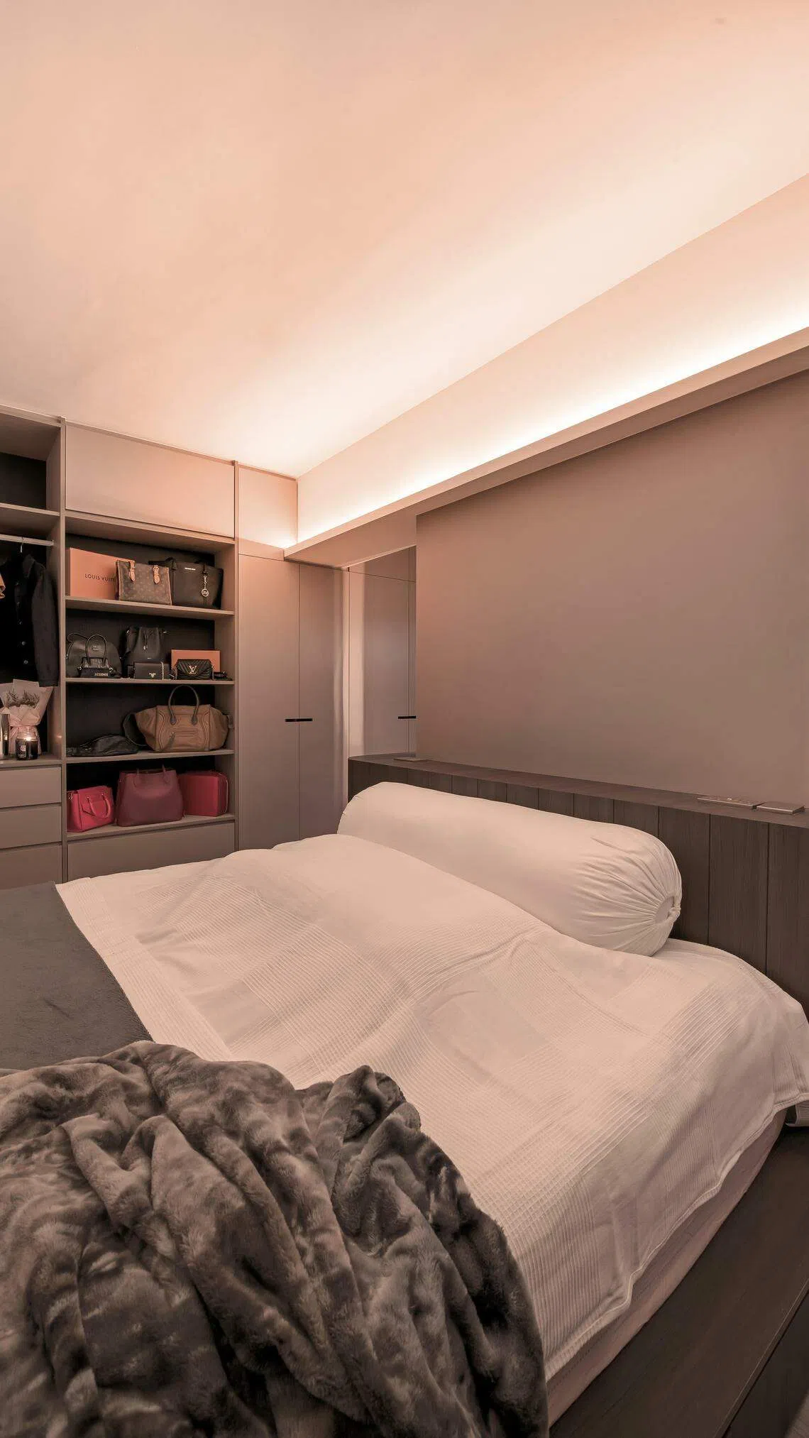 横梁经处理后，分隔了睡眠区和更衣区。（erstudio提供）