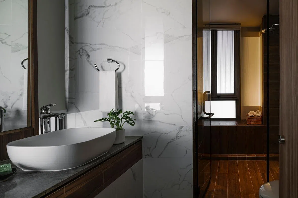 屋主将浴缸拆除，加大淋浴间，卫浴间采用大理石和木纹磁砖，呼应客厅的选材，整体空间一气呵成。（Metre Architects提供照片）