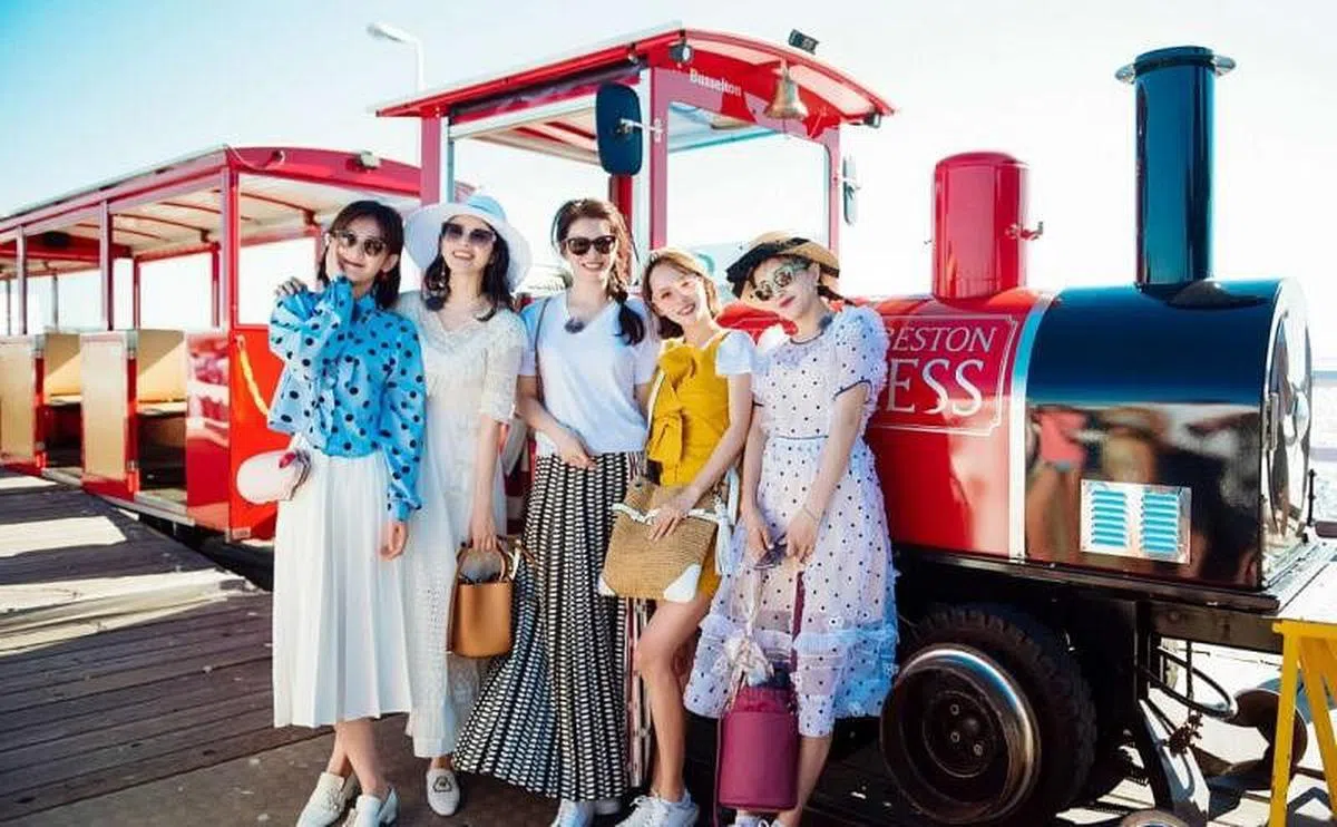 谢娜（左一）、袁咏仪（中）和章子怡（右二）等女星在《妻子的浪漫旅行2》中碰擦出不同观点的火花。（节目照）