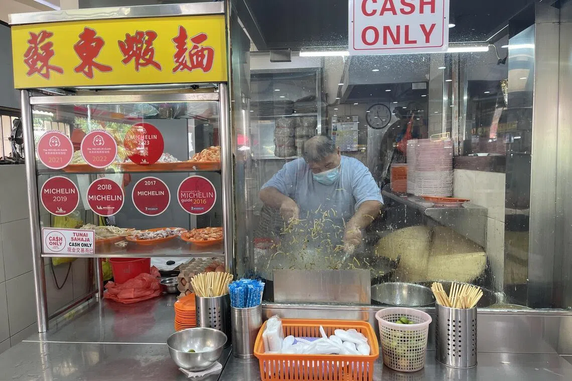 鸿兴炒苏东虾面多次登上米其林新加坡“必比登推介”名单。（黄靖晶摄）