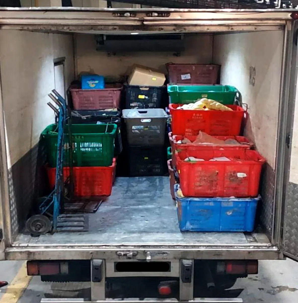 移民与关卡局和新加坡食品局展开联合行动，侦破一起企图通过两辆罗厘走私约230公斤蔬果的案件。（取自移民与关卡局脸书）