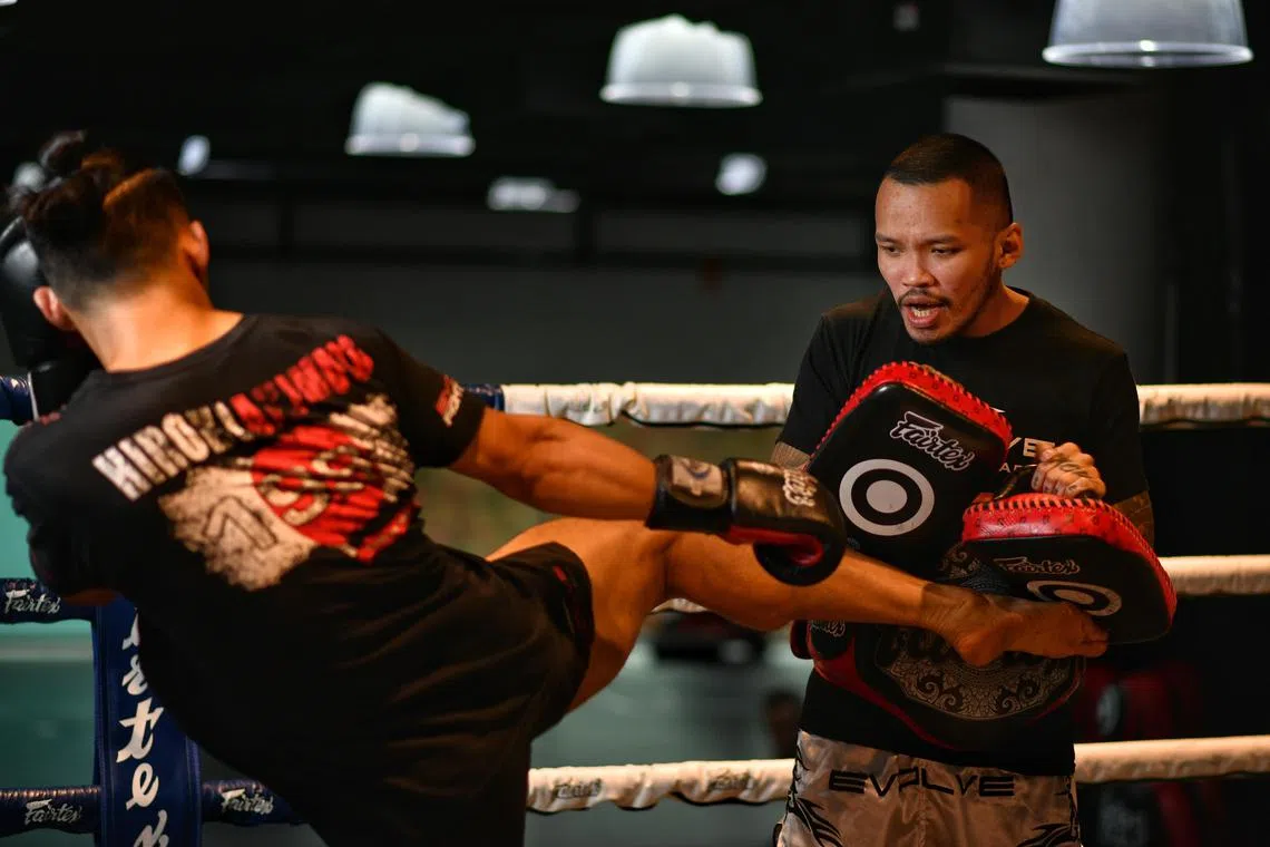 我国泰拳队主教练阿米尔（右）认为，这次世锦赛的优异表现能给队员们信心，全力备战年底的东运会。（档案照片）