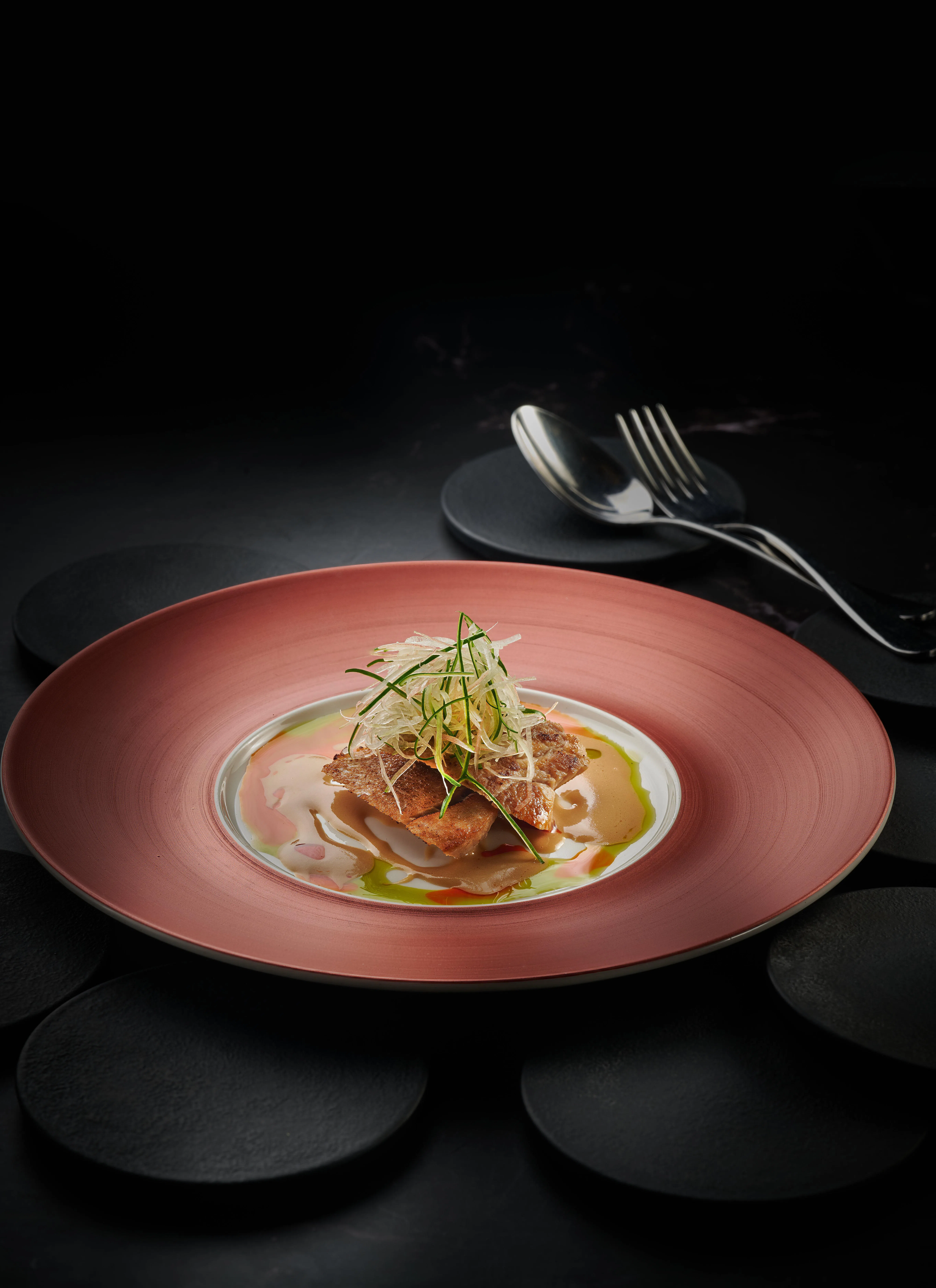 沙爹风味北海道猪颈肉，以细腻日式手法演绎本地熟悉的滋味。（餐馆提供）