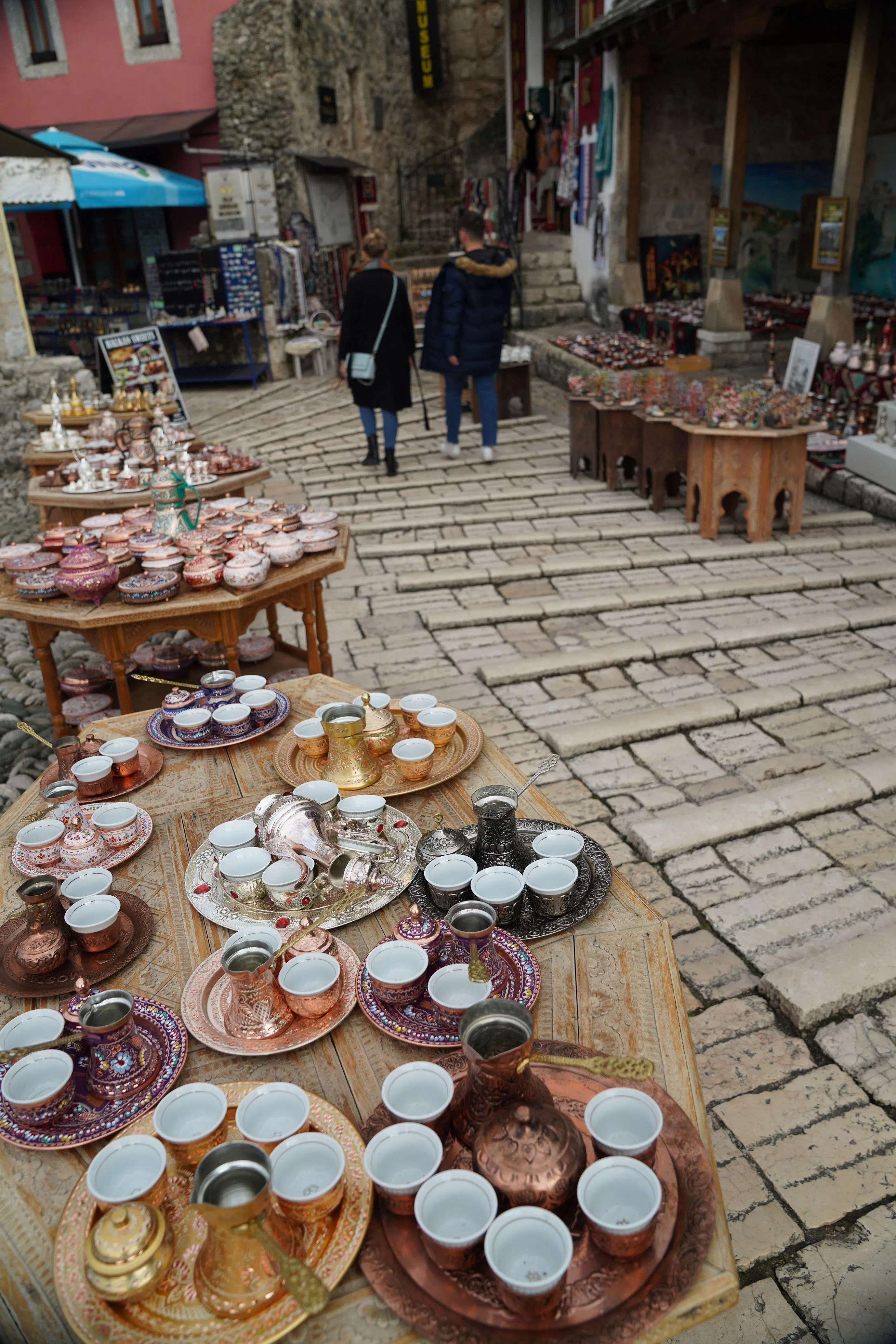 旧城商业街售卖许多独特纪念品。（林典民摄）