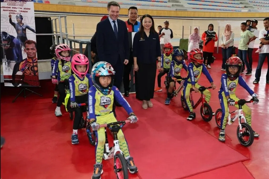 马国青体部长杨巧双（站者右）与国际脚踏车联合会主席拉帕蒂安（站者左）星期六（12月6日）出席柔佛脚踏车馆开幕仪式。（星洲日报）