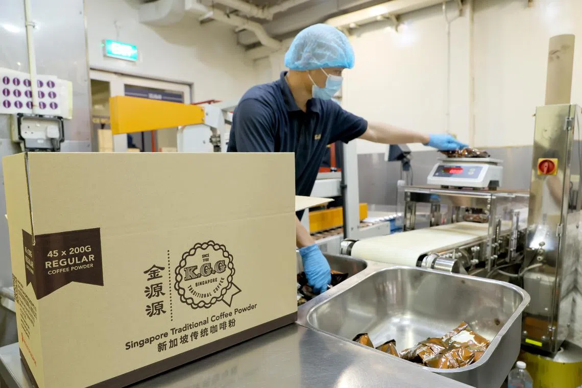 金源源甄选高品质咖啡豆，结合精湛烘焙工艺，赋予传统咖啡更深层次的风味与质感。（龙国雄摄）