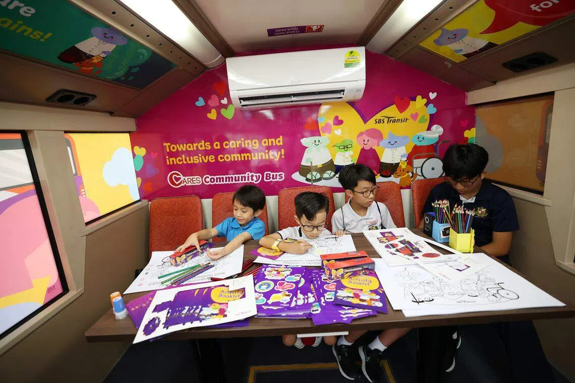 流动教育巴士CARES车内的最后一排位子增设了桌子，方便孩童绘画写字等。（林明顺摄）