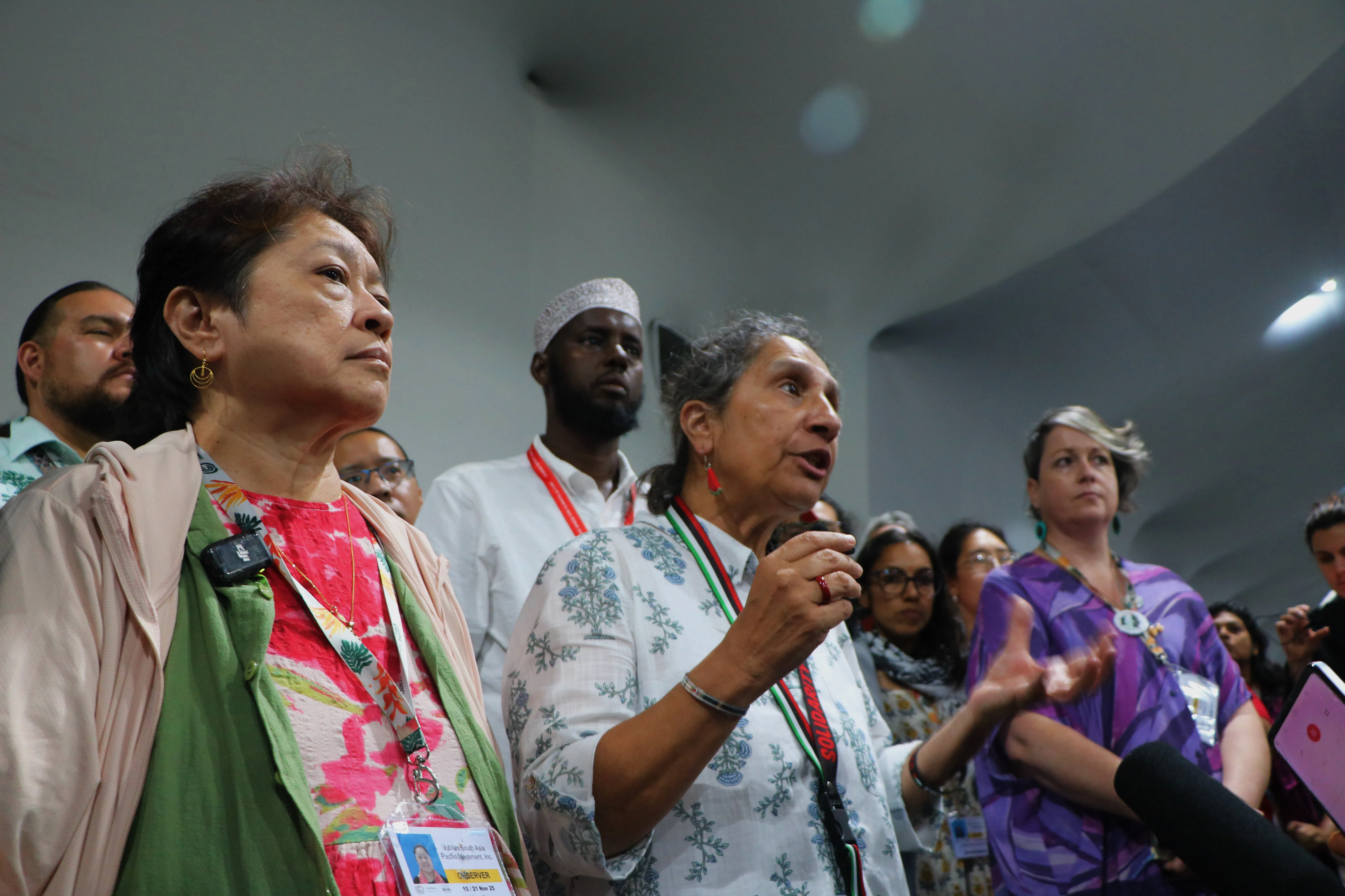 民间组织星期五晚上在现场告诉媒体，本届大会必须正视淘汰化石燃料的问题。左二为国际气候行动网络（Climate Action Network International）执行董事埃索普（Tashneem Essop）。（蔡玮谦摄）