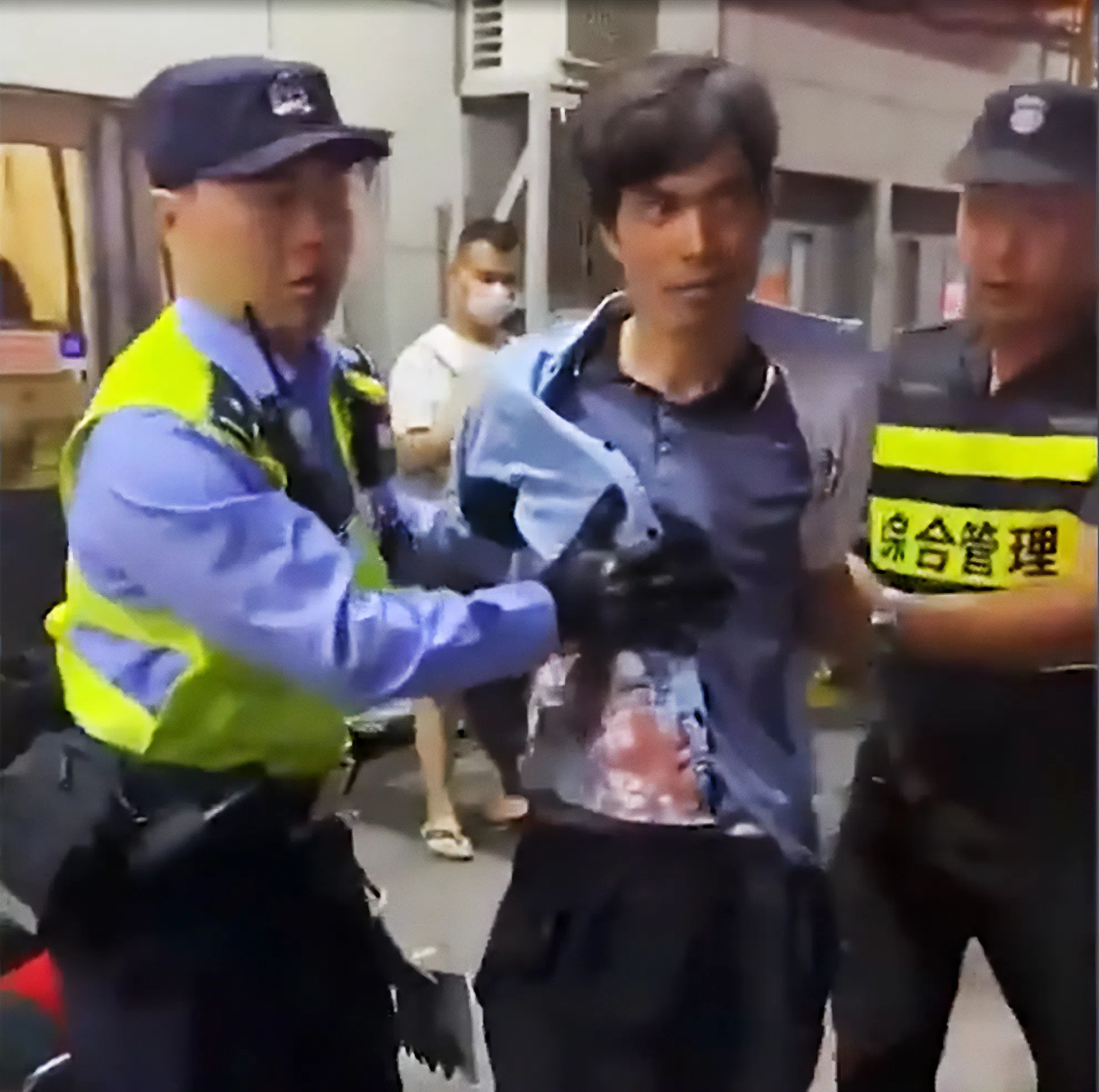 根据松江警方通报，嫌犯因个人经济纠纷而决定泄愤持刀行凶。（互联网截屏）
