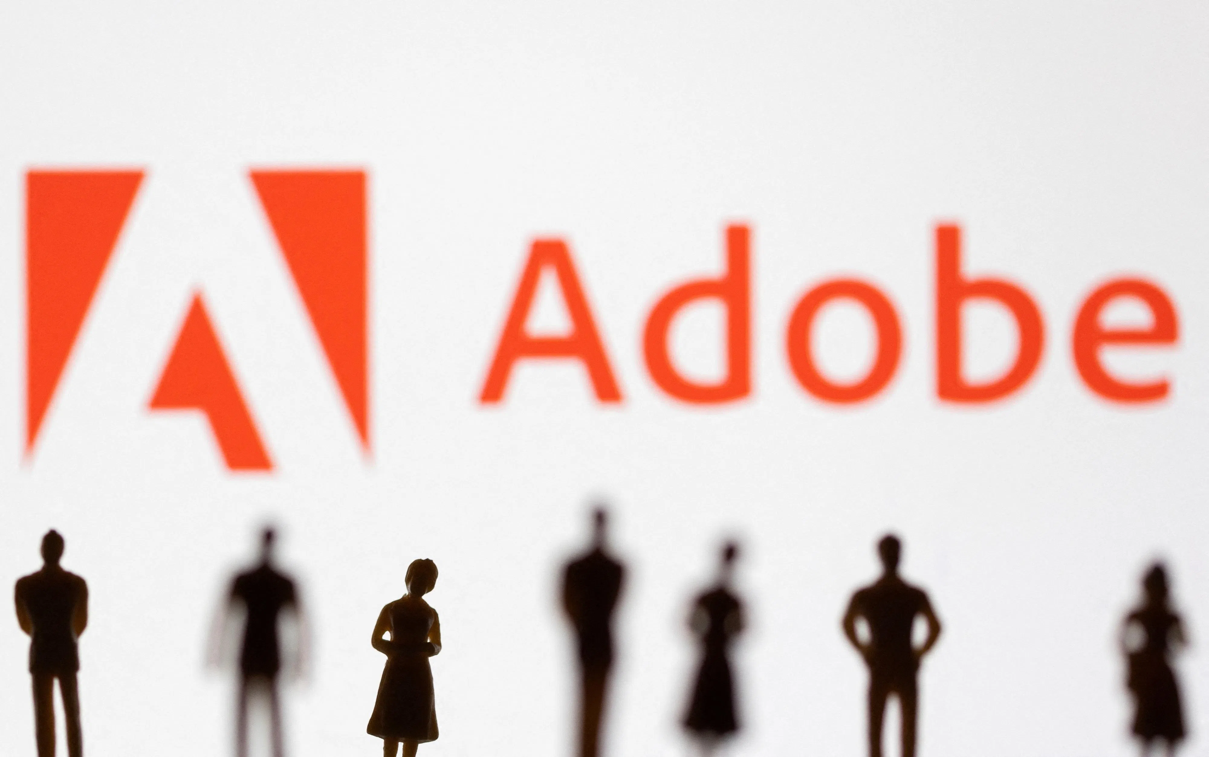 Adobe在本季度宣布推出一项用在微调该公司Firefly的生成人工智能模型的新服务。这个服务可以提供符合客户需求的图像内容。目前该集团已经看到Creative Cloud订户开始升级他们的配套，以取得Firefly的新功能了。（路透社）