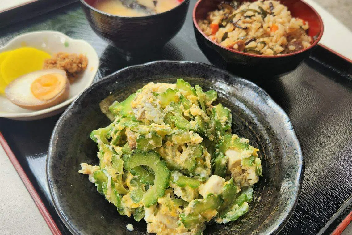 大巴窑4巷咖啡店内的“K.K. Kitchen”售卖较少见的冲绳炒苦瓜套餐。（陈爱薇摄）