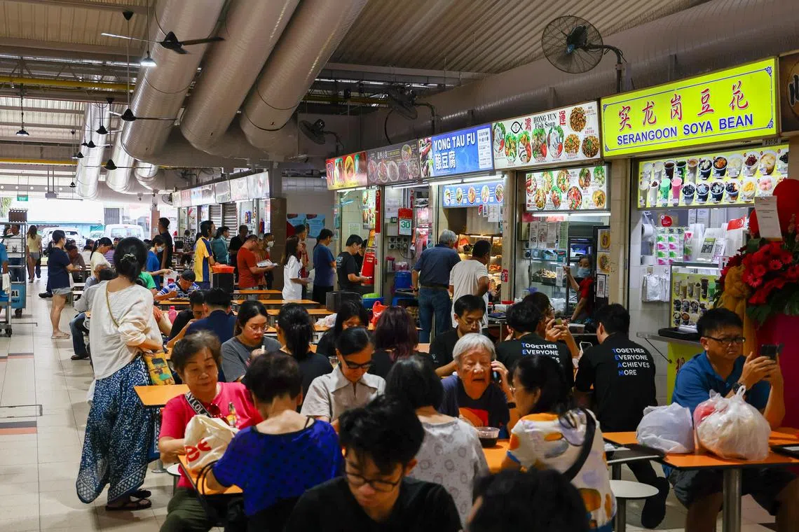 文庆路上段熟食中心早午餐时段比较热闹。（龙国雄摄）