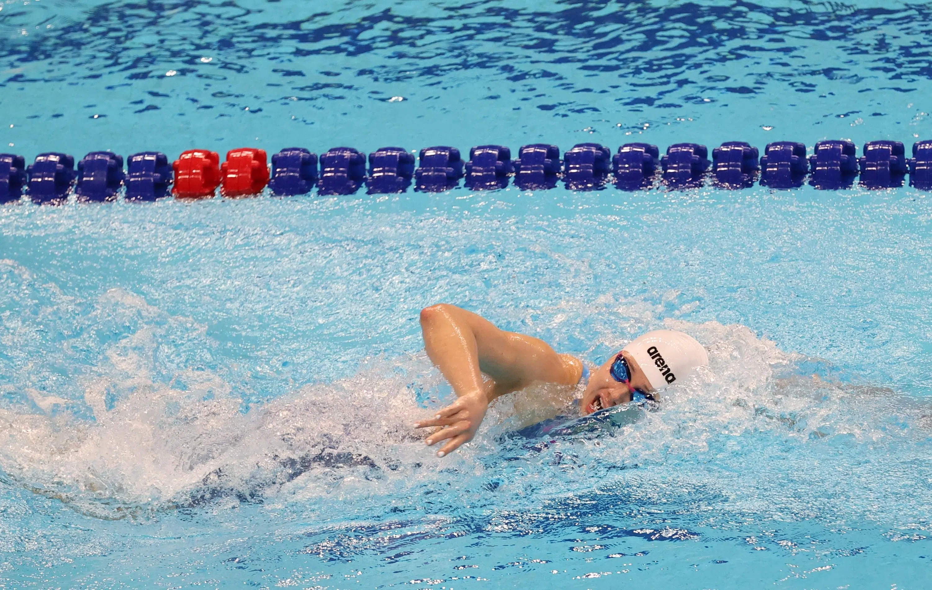 香港选手何诗蓓在女子200米自由泳中，以1分54秒12的成绩刷新亚运会纪录并获得冠军，为港队夺得历来首个游泳项目金牌。（香港中通社）