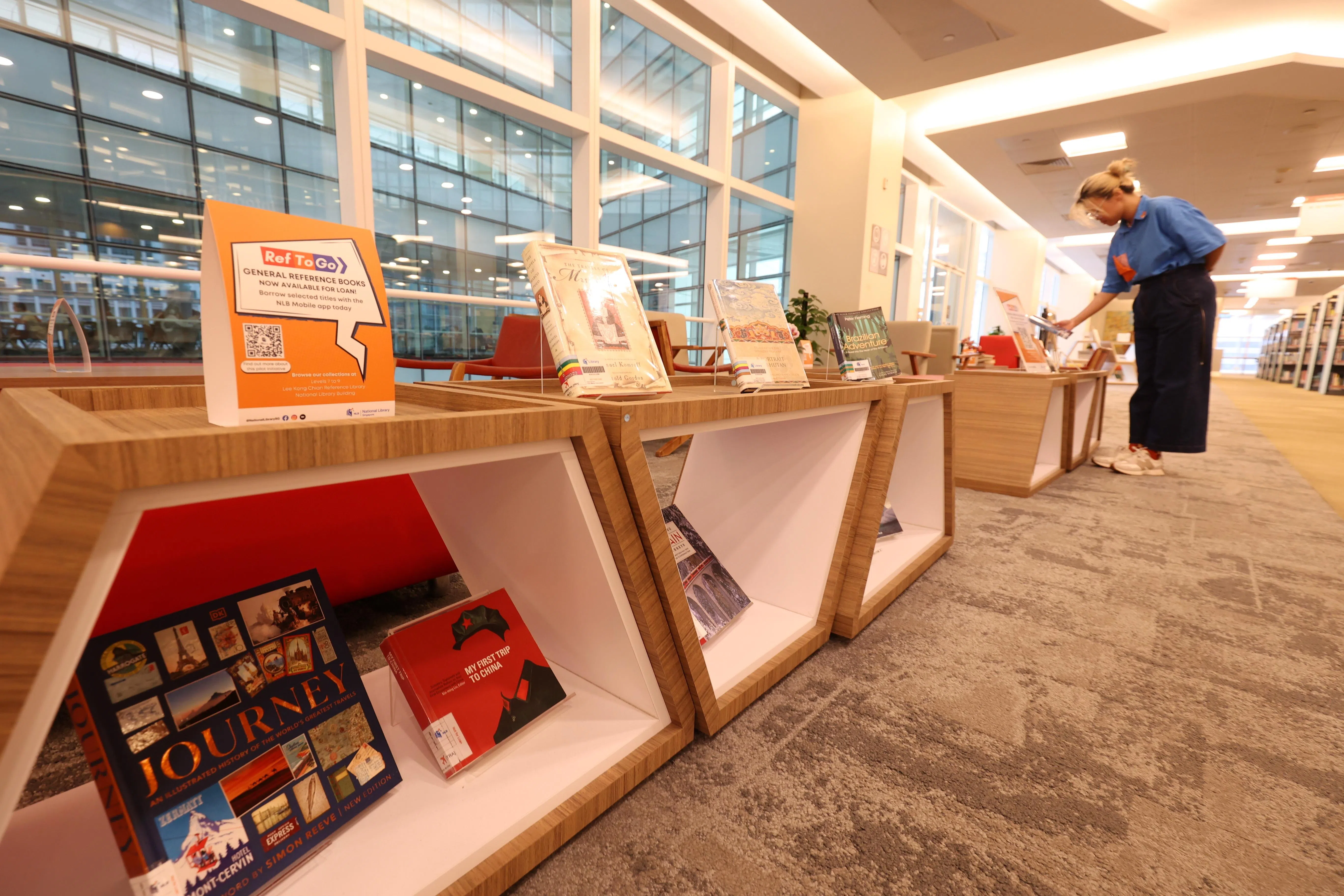 国家图书馆试行参考资料外借服务“RefToGo”，首次开放李光前参考图书馆超过20万册原仅供参考的书和资料，供公众借阅。（何家俊摄）