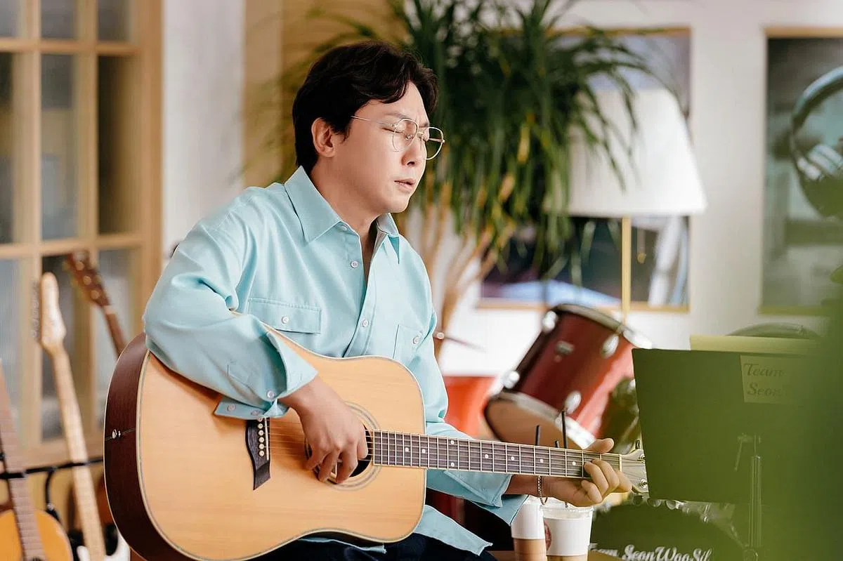 卓在勋在1990年以摇滚歌手出道，剧中饰演韩国知名歌手。（Viu提供）