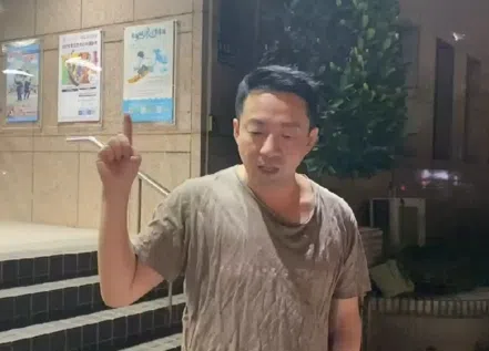 汪小菲日前在台湾大闹警局，状态狼狈。（互联网）