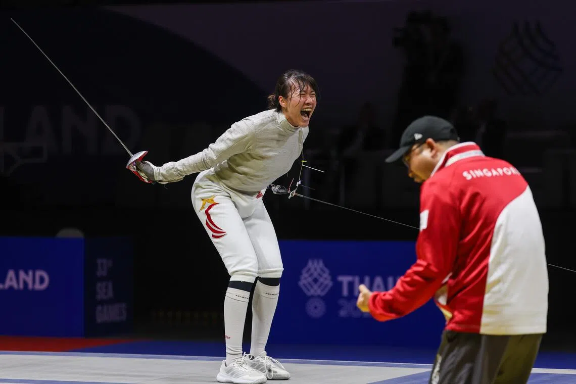 王洁敏（左）在绝境下成功翻盘，兴奋地向台下呐喊。（白艳琳摄）