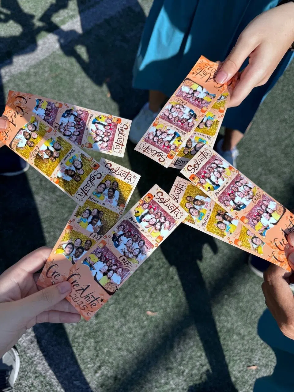 陆地嘉年华照相亭打印出来的照片。（李姿玲摄）