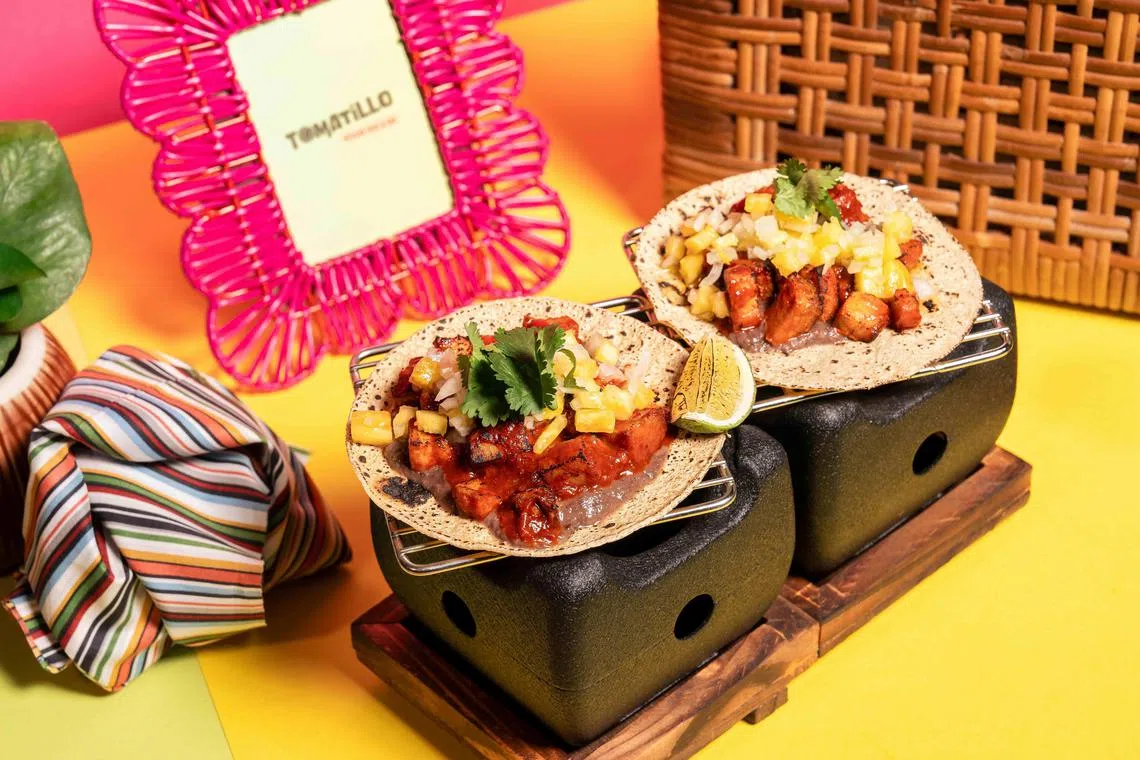 猪肉夹饼Taco al Pastor皮薄馅多。（餐馆提供）