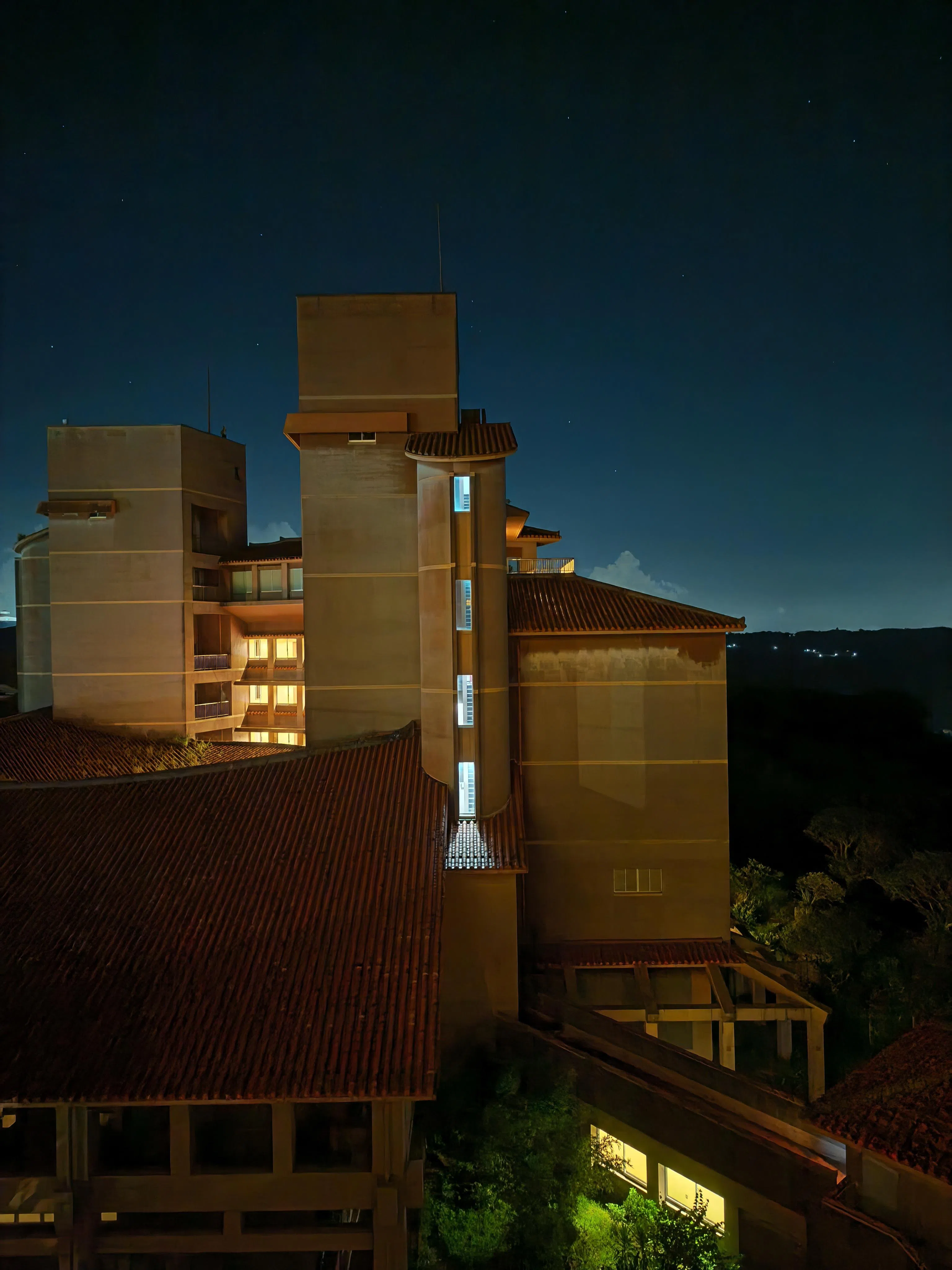 Magic V5夜拍模式能呈现更为清晰的细节，噪点控制较理想。（黄少伟摄）