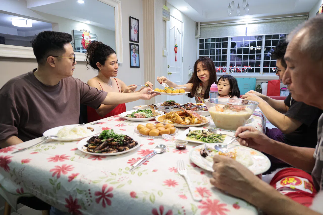迎接龙年到来，林恩（左三）一家三代同堂，将享用海鲜佳肴作为今年团圆饭的主题。（李冠卫摄）