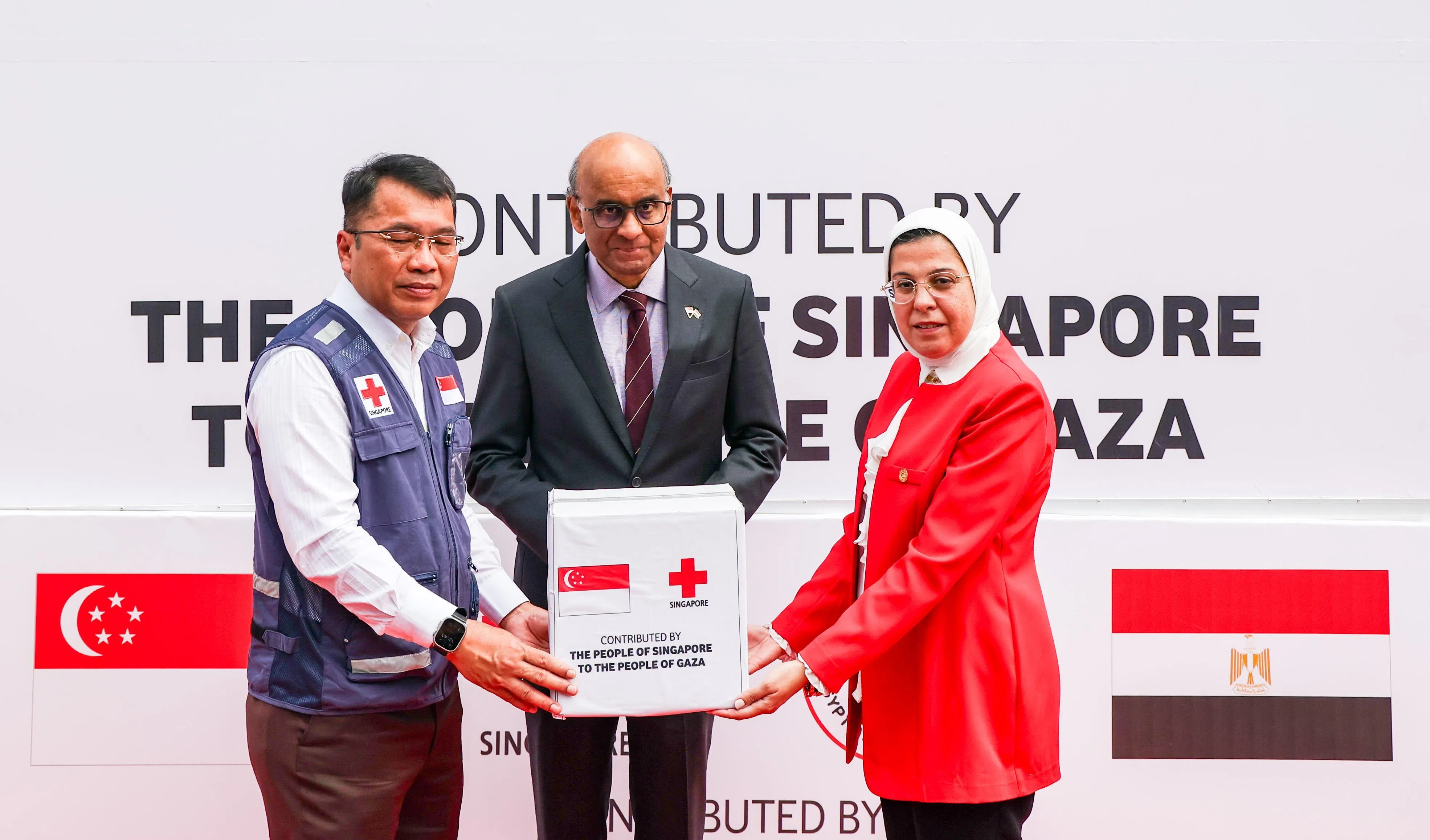 尚达曼总统（中）走访埃及红新月会，见证新加坡红十字会集团总监萨哈里（左）象征性地把物资递交给埃及红新月会总监阿迈伊曼。（陈斌勤摄）
