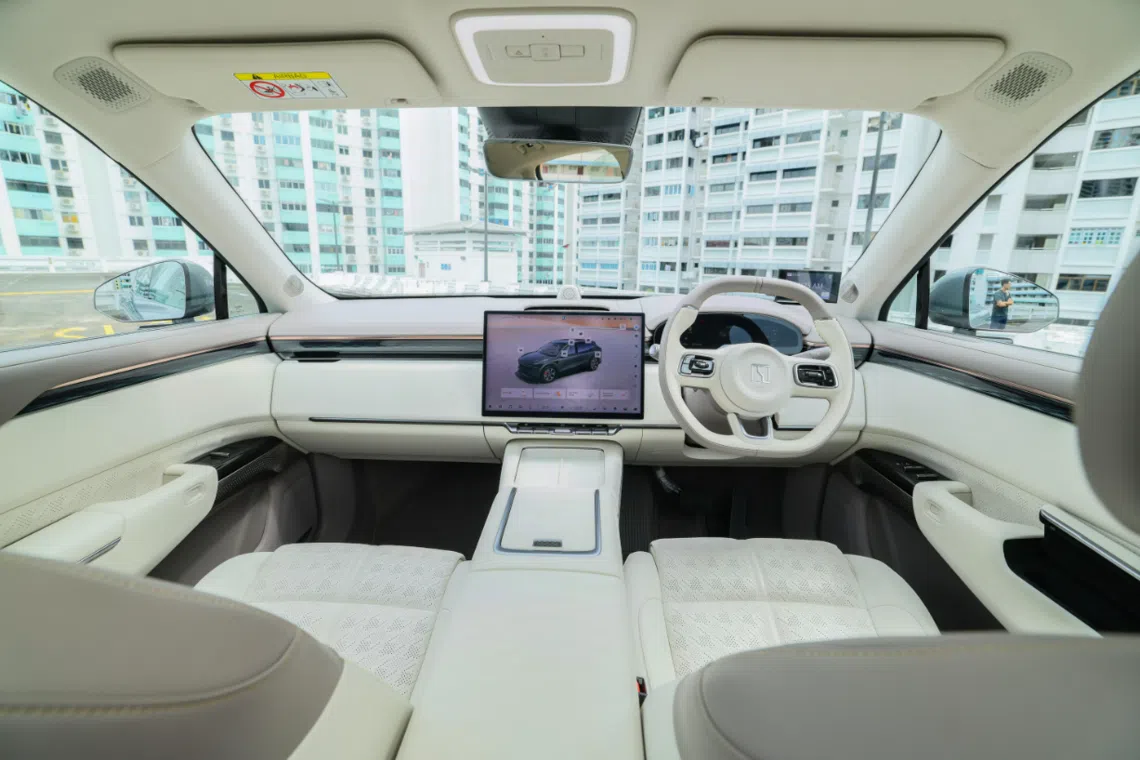 内饰大部分区域采用软质触感材质，整体氛围豪华舒适。（龙国雄摄）