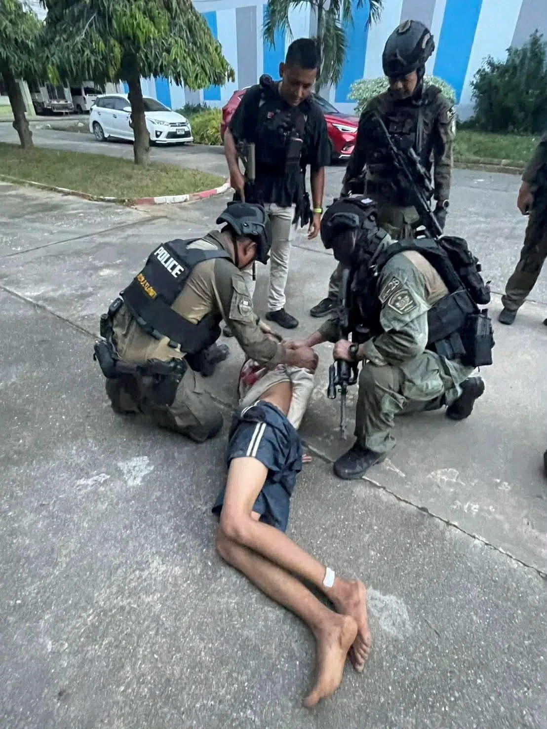 18岁枪手被警方开枪制服，过程中他的耳部受伤。他将被控谋杀、谋杀未遂等六项重罪。（路透社）