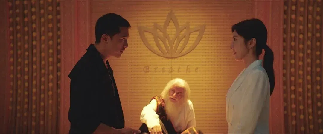 邱泽（左）与杨谨华（右）在《唐人街探案2》中过招。（互联网）
