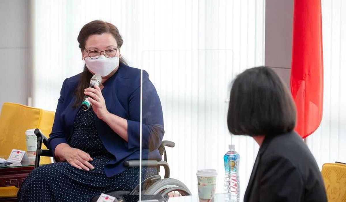 在战争中受重伤而须使用轮椅的达克沃丝与蔡英文会面。（路透社）