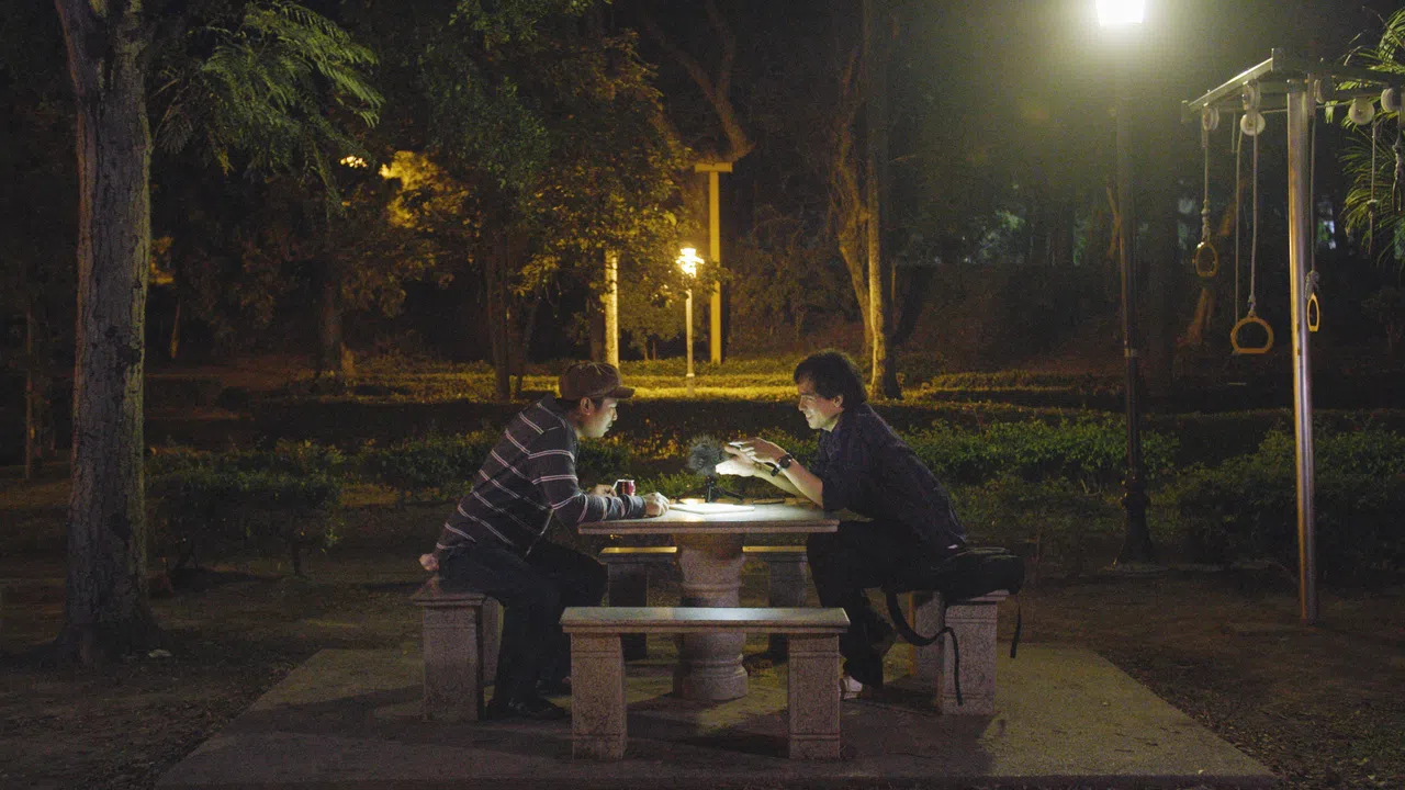 两人在午夜的台南公园，分享各自收集到故事。（新加坡国际电影节提供）