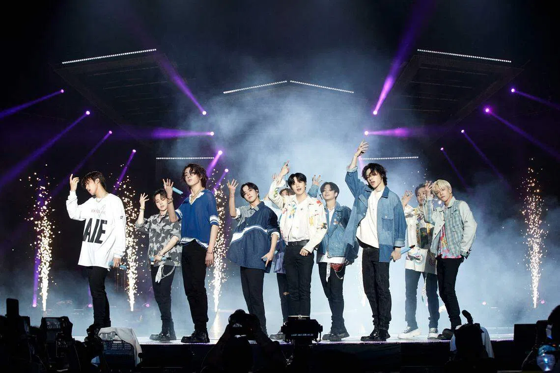 TREASURE在演唱会上卖力表演。（Live Nation提供）