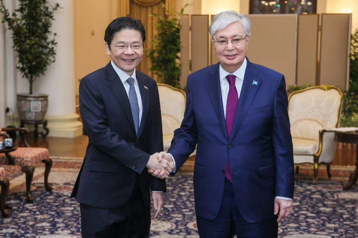 哈萨克斯坦总统托卡耶夫（右）和黄循财总理星期四会见时，肯定两国不断发展的伙伴关系。（卓祾祎摄）