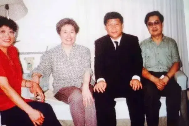 官媒教师节发文：习近平不忘师恩常送书 包括他的博士论文著作