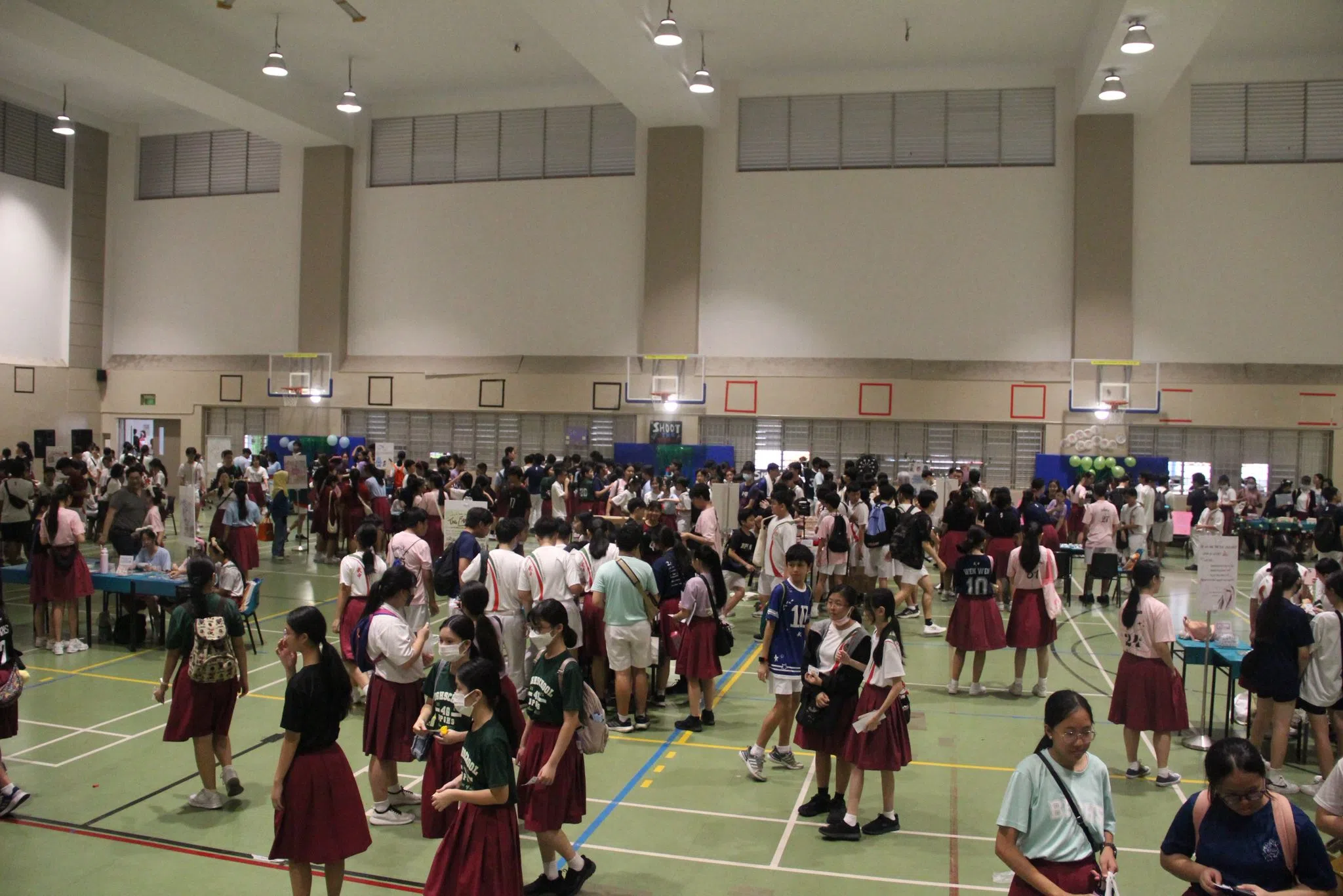 嘉年华的亮点是名为“BP Makers Market”的手作市场，学生设立各种摊位，售卖亲手制作的饰品、手机链等。（学生摄影通讯员阳光摄）