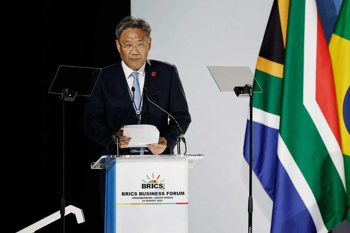 在南非参加金砖国家峰会的中国国家主席习近平，星期二（8月22日）罕见缺席金砖国家领导人共同参加的工商论坛，改由中国商务部长王文涛（图）代为宣读讲稿。（法新社）