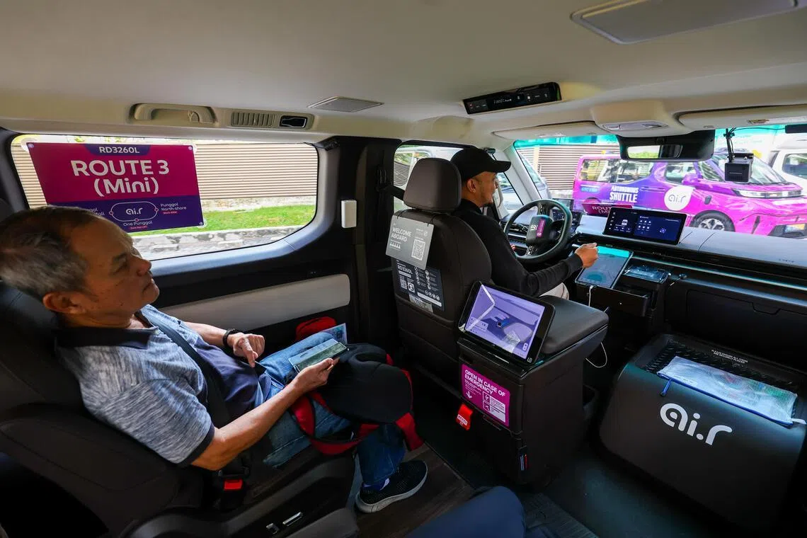 公众李东樑（左）对自动驾驶技术早有关注，在榜鹅自驾车接驳服务推出首日特地前来试乘。他认为乘坐自驾车的感觉跟普通车差不多，但希望年长者能享有车资优惠。（林明顺摄）