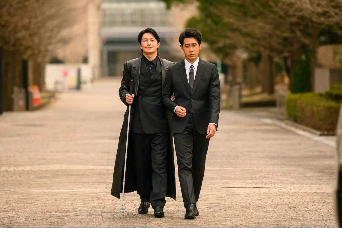 《Last Man全盲搜查官》福山雅治（左）将天才盲探演绎得潇洒有型，极具魅惑力。（互联网）
