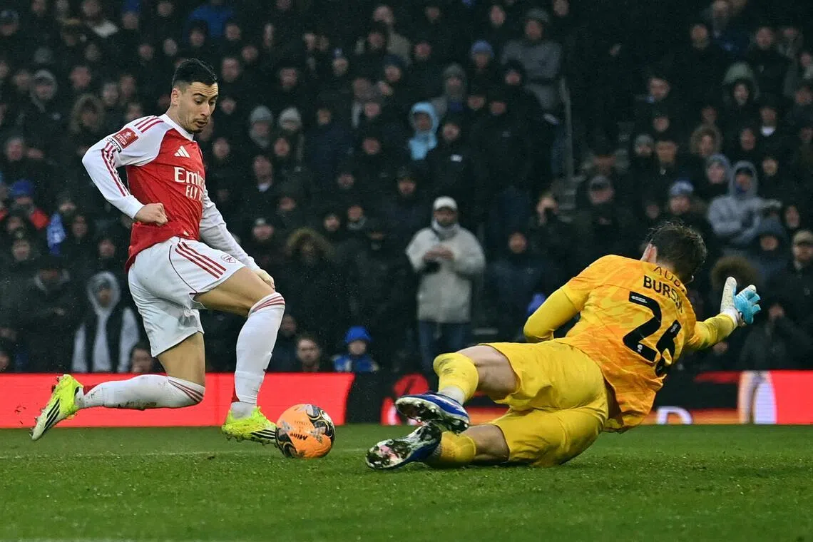 阿申纳边锋马蒂内利（左）在对阵朴茨茅斯时上演个人首个成年队帽子戏法。（法新社）